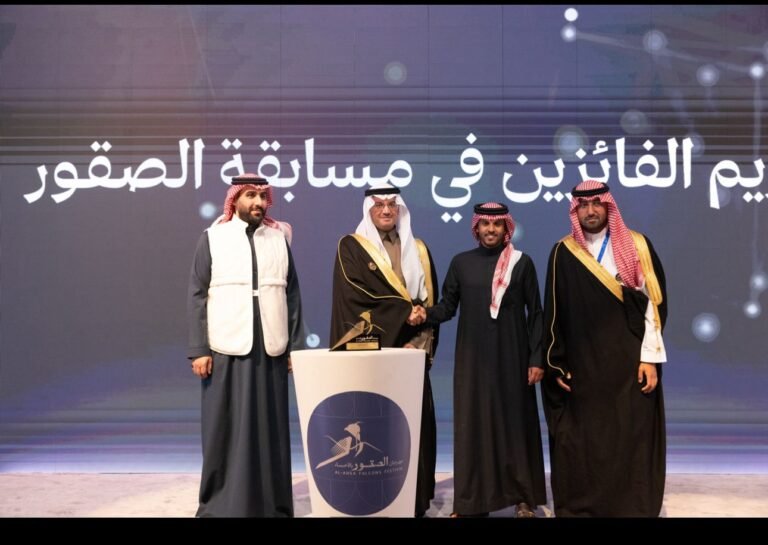 سمو الأمير سعود بن طلال يرعى ختام مهرجان الصقور بالأحساء