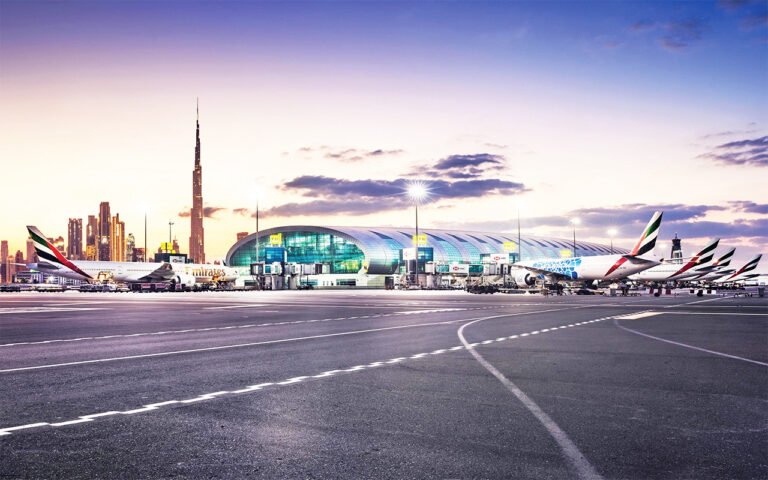 طيران الإمارات تعلق إنجاز إجراءات السفر للرحلات عبر دبي