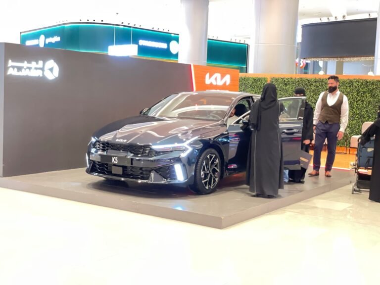 الجبر التجارية تقدّم سيارة K5 المتألقة في ذا فيو مول بالرياض