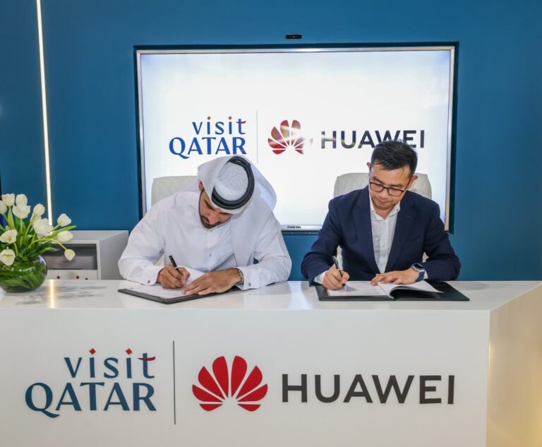 هواوي وVisit Qatar تبرمان مذكرة تفاهم لتعزيز تجربة السياحة القطرية وجذب السياح الصينيين