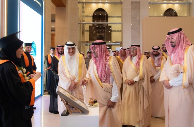 الأمير مقرن بن عبدالعزيز يرعى حفل تخريج الدفعة السادسة لطلاب جامعة الأمير مقرن بحضور أمير منطقة المدينة المنورة