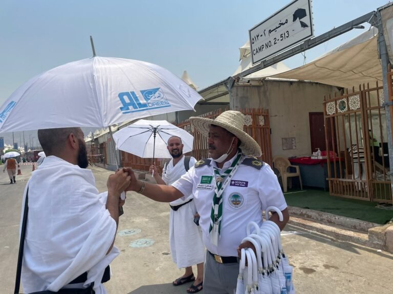 شركة الدريس توزع مظلات شمسية على الحجاج لحمايتهم من أشعة الشمس في حج 1445هـ
