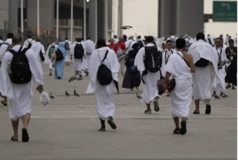 حجاج بيت الله الحرام يفدون إلى منى لقضاء يوم التروية