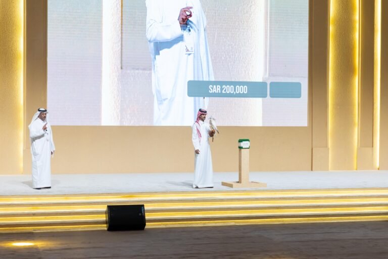 بـ 400 ألف ريال .. بيع أغلى صقر في منصة المزاد الدولي لمزارع إنتاج الصقور لهذا العام 2024