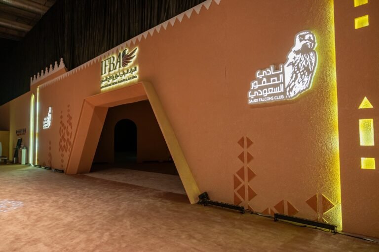 انطلاق أولى ليالي منصة المزاد الدولي لمزارع إنتاج الصقور 2024 غداً