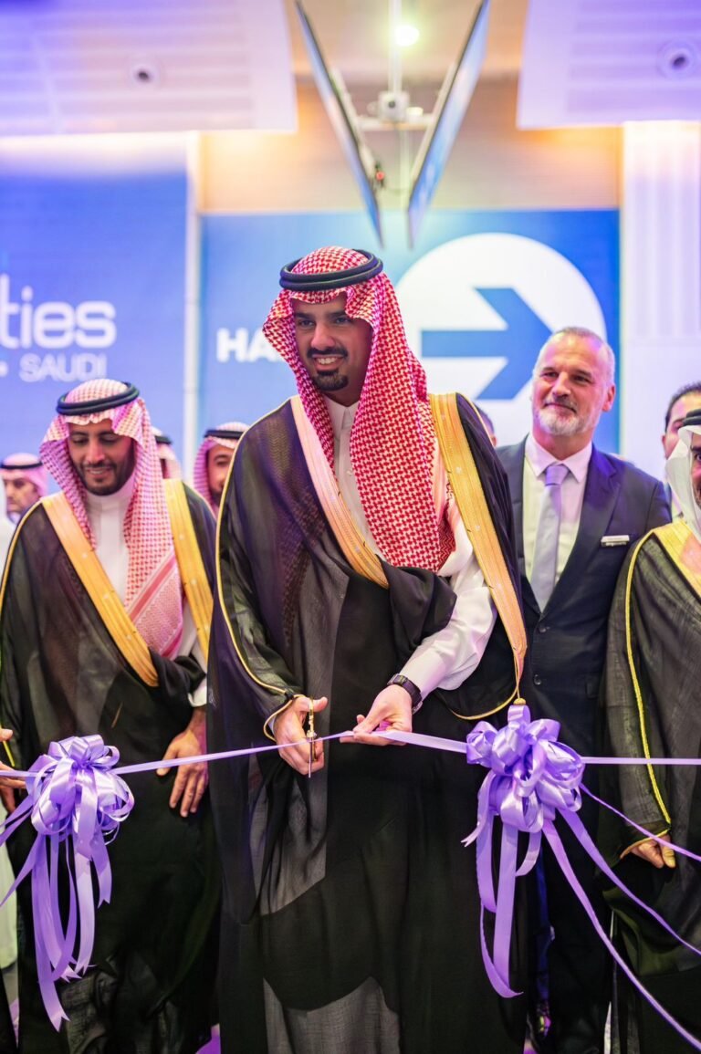 الأمير الدكتور فيصل بن عبد العزيز بن عياف يفتتح المعرض السعودي للبنية التحتية