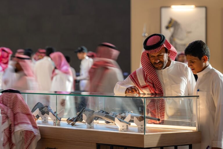 إصدارات حديثة ومتطورة من الأسلحة بمعرض الصقور والصيد السعودي الدولي