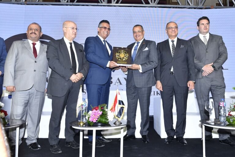 رئيس الاتحاد العربي للإعلام السياحي يهدي “درع الرافدين ” لمحافظ جنوب سيناء
