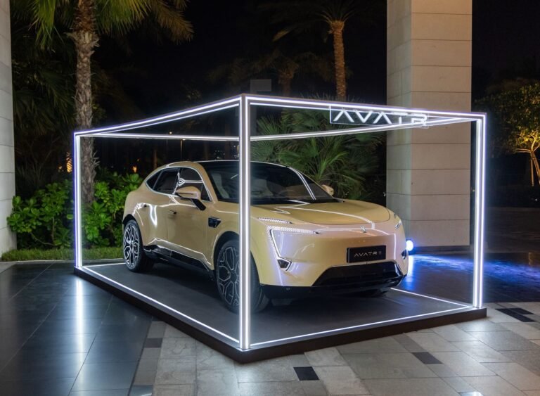 قيادة عصر جديد من التنقل الكهربائي الذكي: وصول علامة AVATR الفاخرة للسيارات الكهربائية من Changan إلى المنطقة