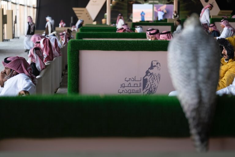 الصقارون يستعدون للمنافسة على ألقاب مهرجان الملك عبدالعزيز للصقور 2024