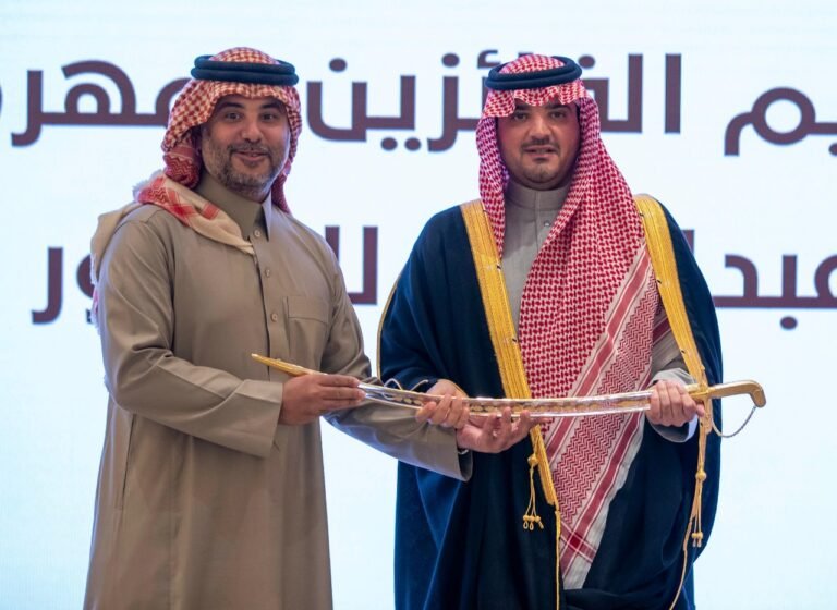 الأمير عبدالعزيز بن سعود يكرم الفائزين بجوائز مهرجان الملك عبدالعزيز للصقور 2024م