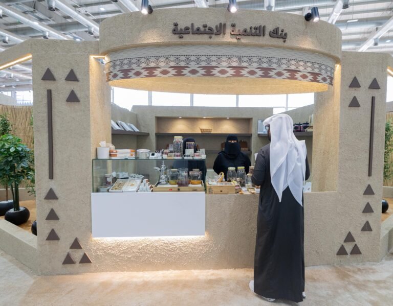 مهرجان الملك عبدالعزيز للصقور 2024 يخصص أجنحة لبيع المنتجات المحلية للأسر المنتجة