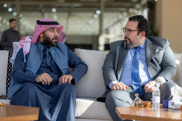 سفير جمهورية فنزويلا يزور مهرجان الملك عبدالعزيز للصقور 2024