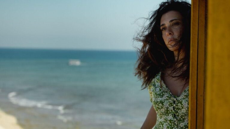 نتفليكس تطلق الإعلان الرسمي لفيلم التشويق والغموض “من وراء الموج”الفيلم من بطولة نادين لبكي، ويُعرض حصريًا على نتفليكس في 24 يناير