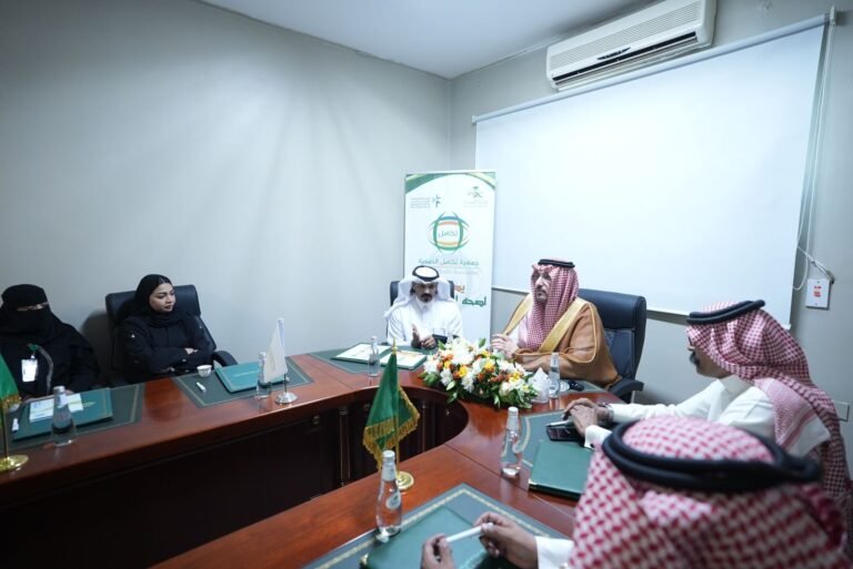  الأمير عبدالاله بن عبدالرحمن يزور جمعية تكامل الصحية ويشيد بدورها المجتمعي