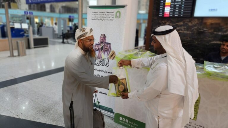 الشؤون الاسلامية تواصل توزيع هدية خادم الحرمين الشريفين في مطار المدينة الدولي ومطار ينبع الإقليمي