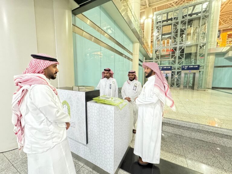 مدير عام فرع الشؤون الإسلامية بالمدينة المنورة يتفقد كاونترات توزيع “هدية خادم الحرمين الشريفين” بمطار المدينة الدولي