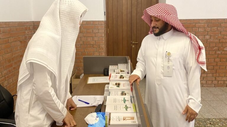 مدير عام فرع الشؤون الإسلامية بالمدينة المنورة يتفقد كاونترات المكتب التنسيقي لأعمال الوزارة بالحج في جامعي القبلتين وسيد الشهداء ومطار المدينة الدولي