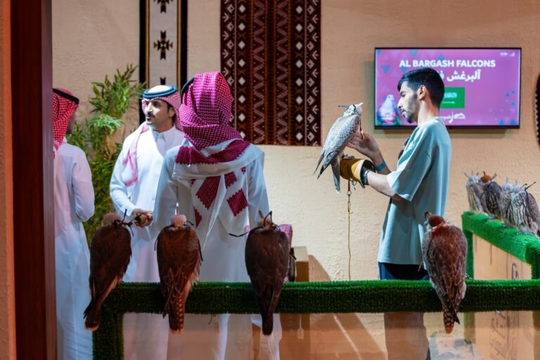 زوار ومشاركون خليجيون ودوليون في المزاد الدولي للصقور بالرياض وسط فرص استثمارية واعدة