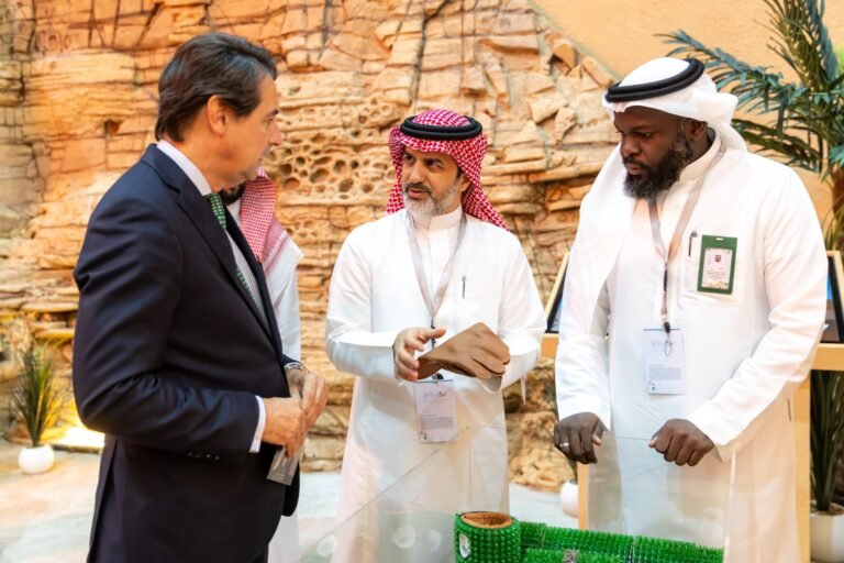 السفير البرتغالي يزور فعاليات المزاد الدولي لمزارع إنتاج الصقور 2025