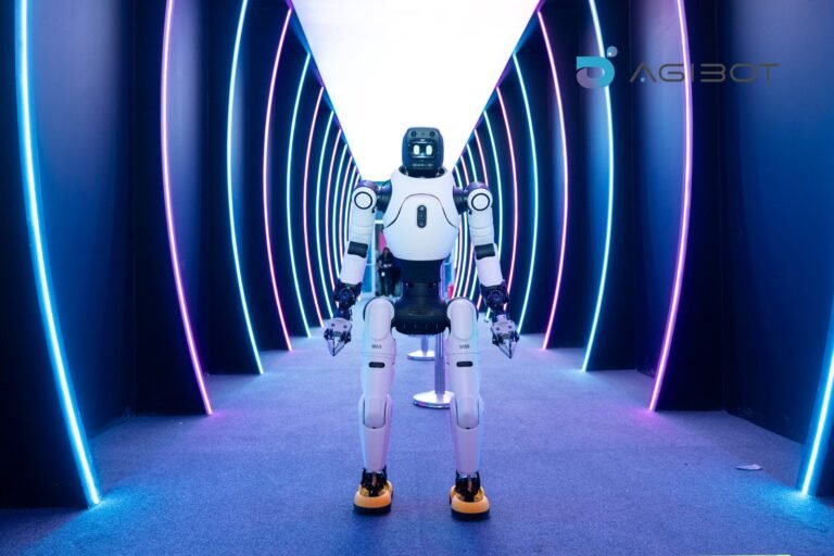 AGIBOT تستعرض الروبوتات الشبيهة بالبشر وحلول «الروبوت كخدمة» في LEAP 2026